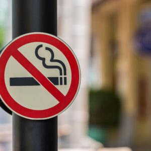 Можно ли курить в подъезде и как это прекратить