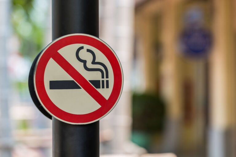 Можно ли курить в подъезде и как это прекратить