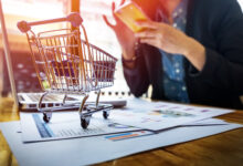 Покупателям предложили показывать цену без условий 7 cropped image woman inputting card information key phone laptop while shopping online
