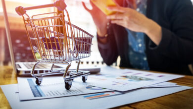 Покупателям предложили показывать цену без условий 1 cropped image woman inputting card information key phone laptop while shopping online